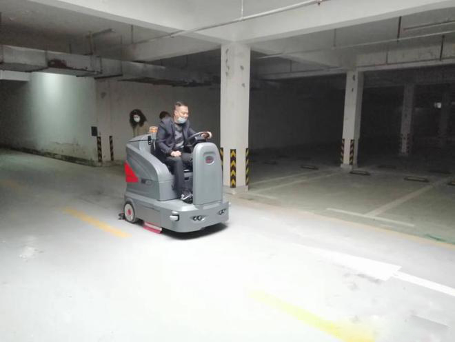 乌兰察布小区物业保洁不用人力改用驾驶式洗地机了